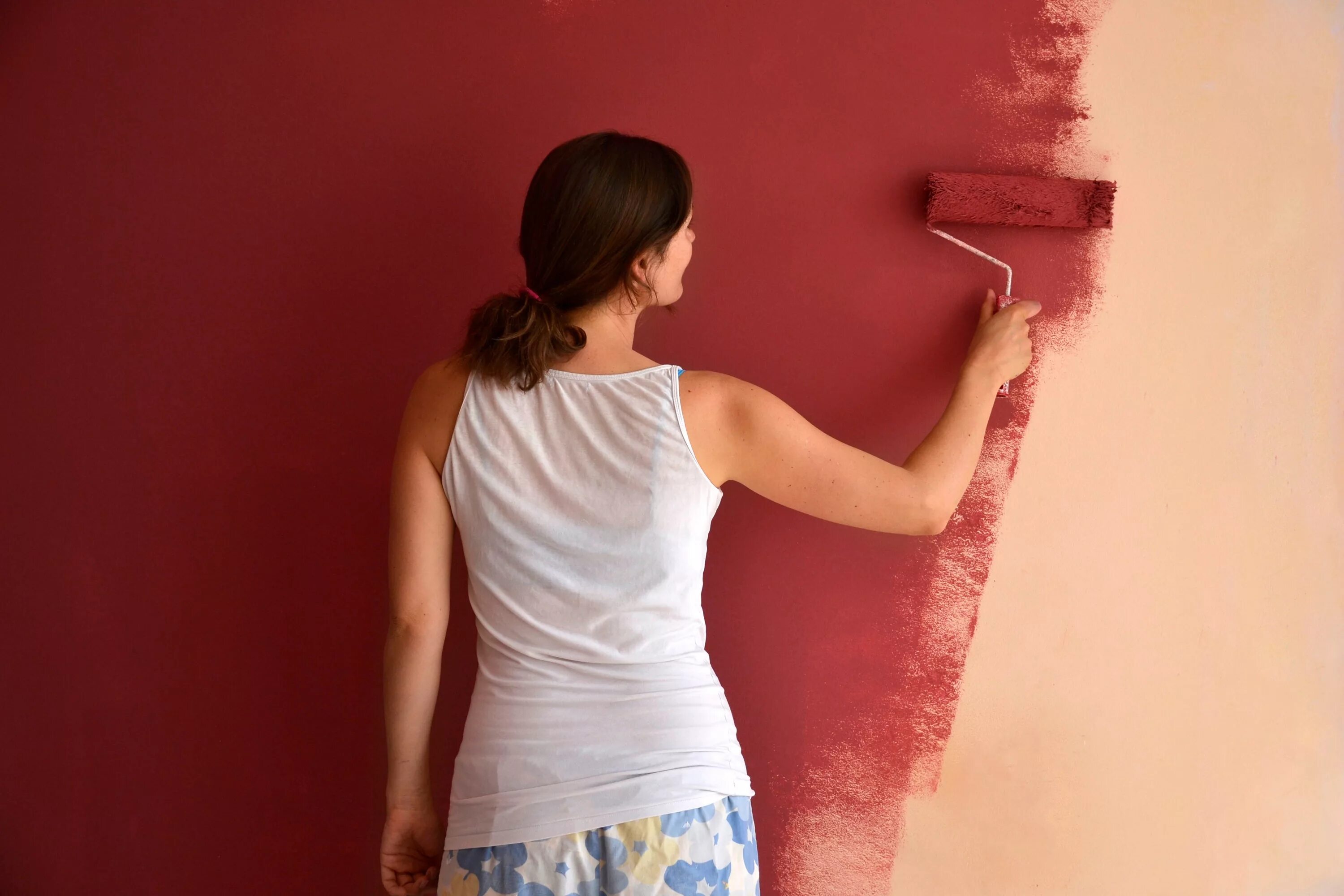 Клеить обои покраска стена. Покрашенные стены. Красивая краска для стен. Покраска стен в квартире. Стены Покрашенные краской.