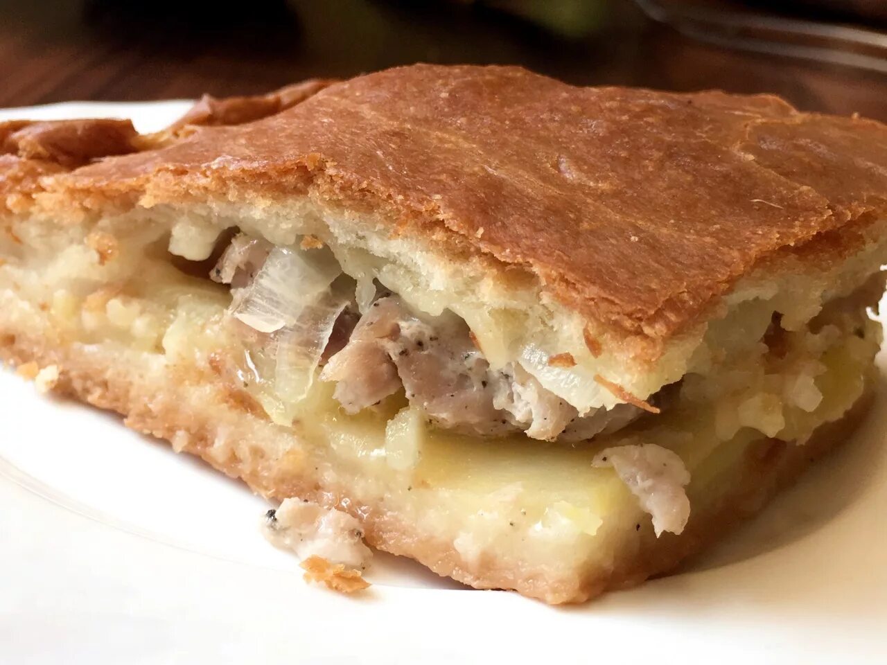 Мясной пирог с фаршем. Пирог с курицей и картофелем. Пирог с картошкой и мясом без дрожжей. Пироговый дворик пирог с мясом. Пирог с мясом и картофелем.