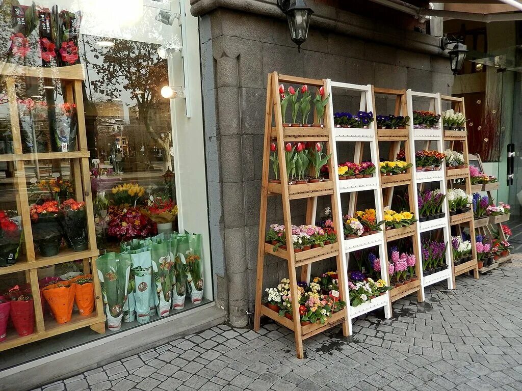 красивый цветочный магазин. цветочный магазин эстетика. кафе и цветочный магазин. интерьер цветочного бутика в розовых тонах. цветочный магазин la rose новосибирск.