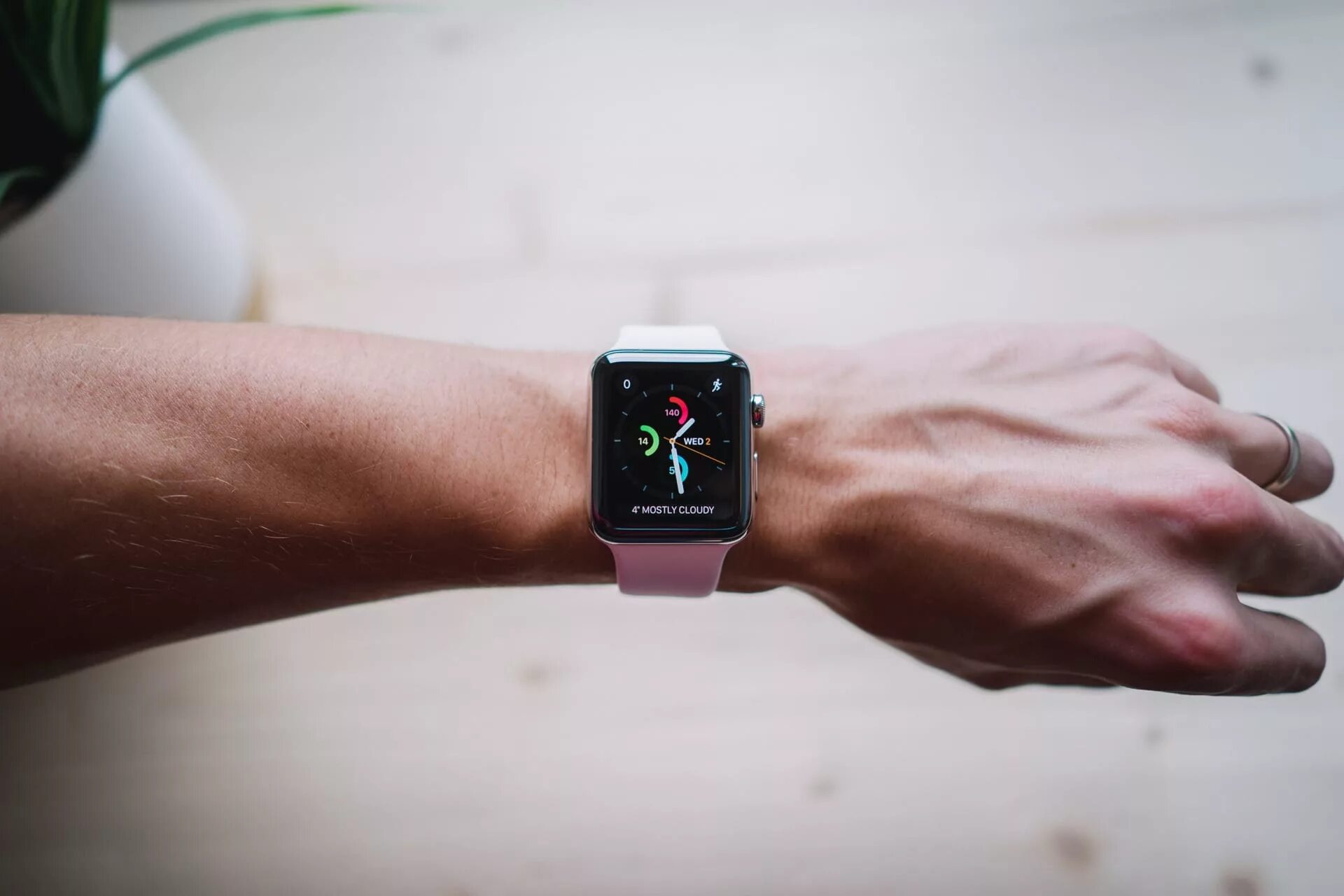 Какие взять apple watch. Apple watch series 2 корпус. apple watch 4 датчики. apple watch 3 дата релиза. безрамочные apple watch.