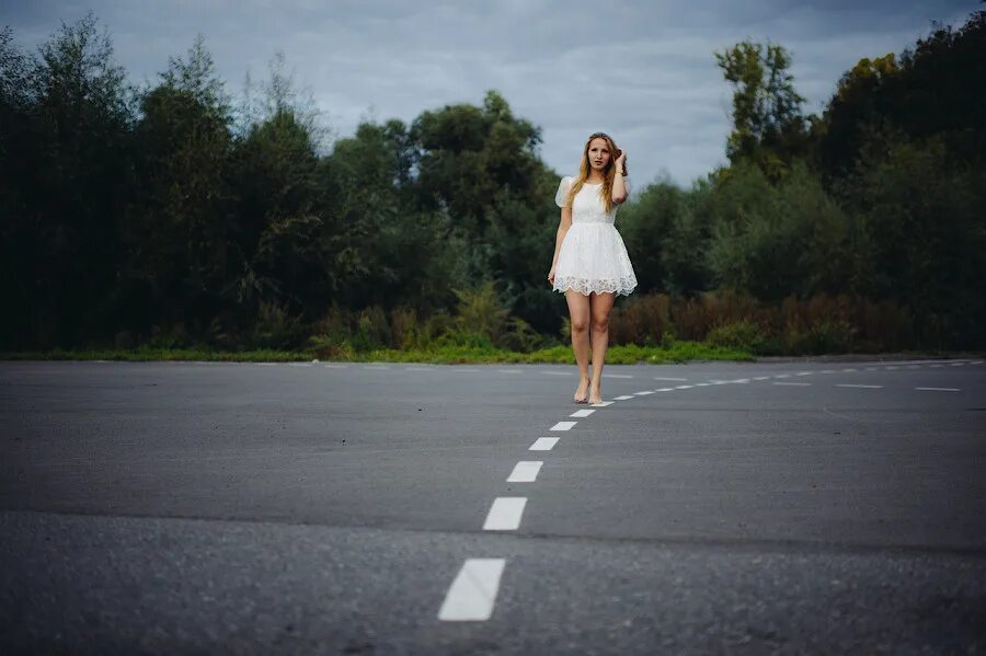 две женщины на дороге.