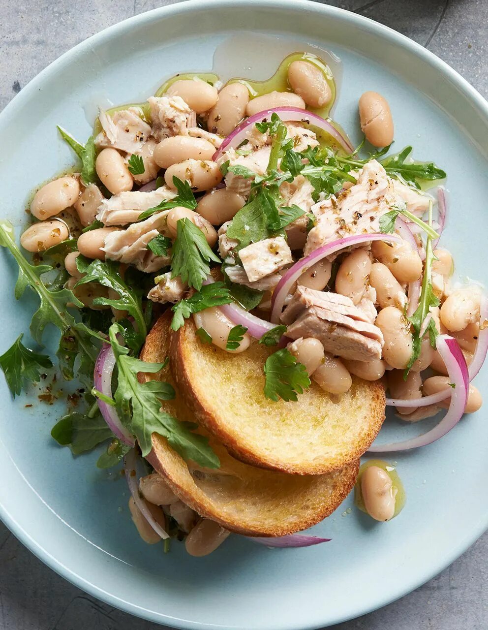 Салат из тунца и фасоли. Салат из фасоли консервированной. Салат тунец фасоль огурец. Салат из белой фасоли консервированной. Салат с белой фасолью.