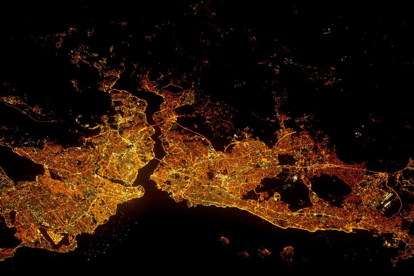 Земля времени в турции. Лас Вегас из космоса ночью. Пролив Босфор космический снимок. Стамбул с высоты птичьего полета ночью. Снимок из космоса Турции НАСА.