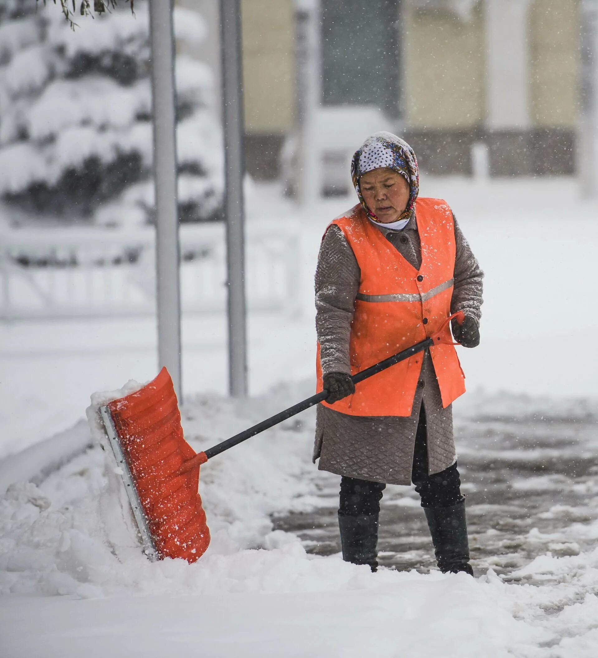 Дворничиха. Дворник. Уборщик дворник. Дворник. Старушка на метле.