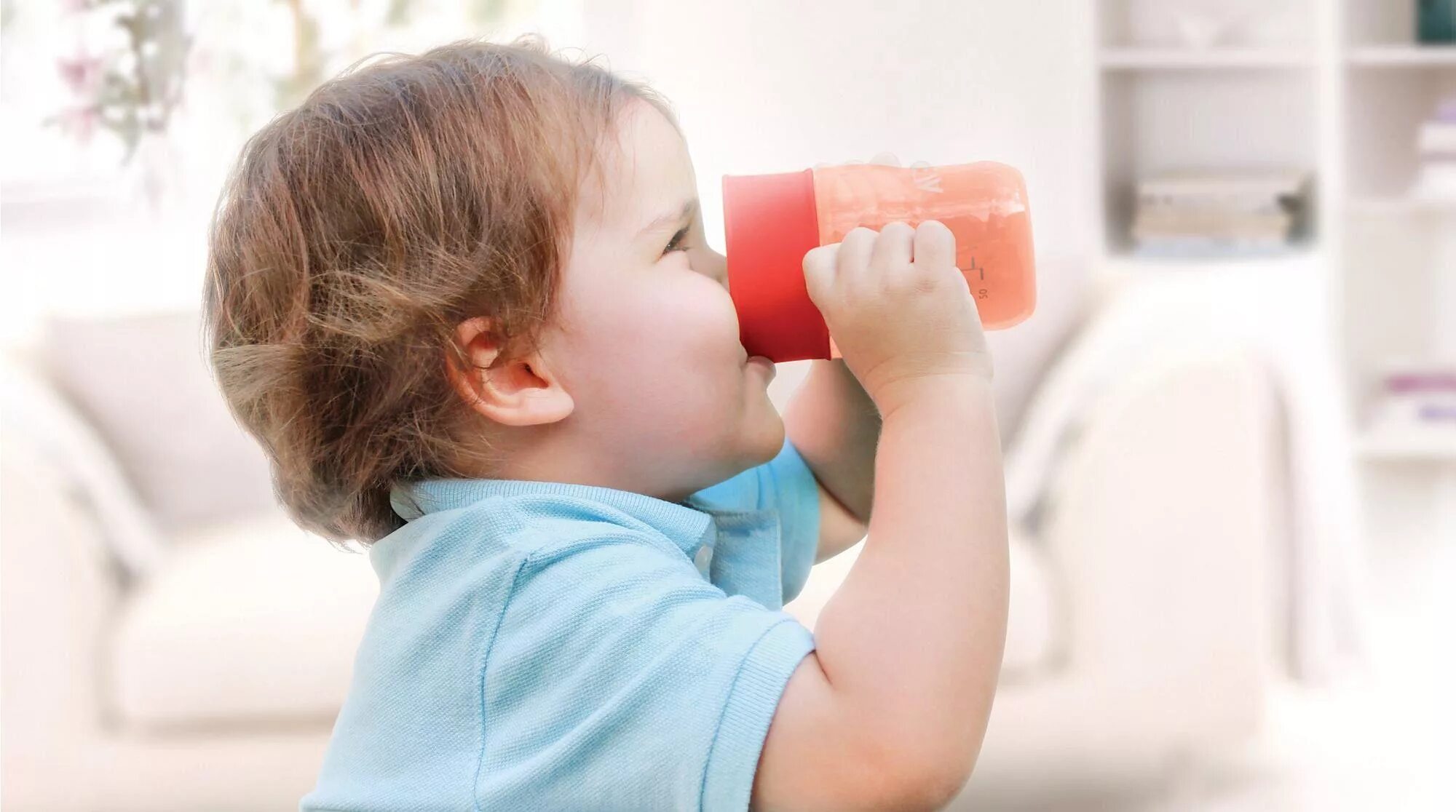 Питье ребенка. Ребенок пьет из чашки. Ребенок пьет воду. Обильное питье. Для каких детей попить