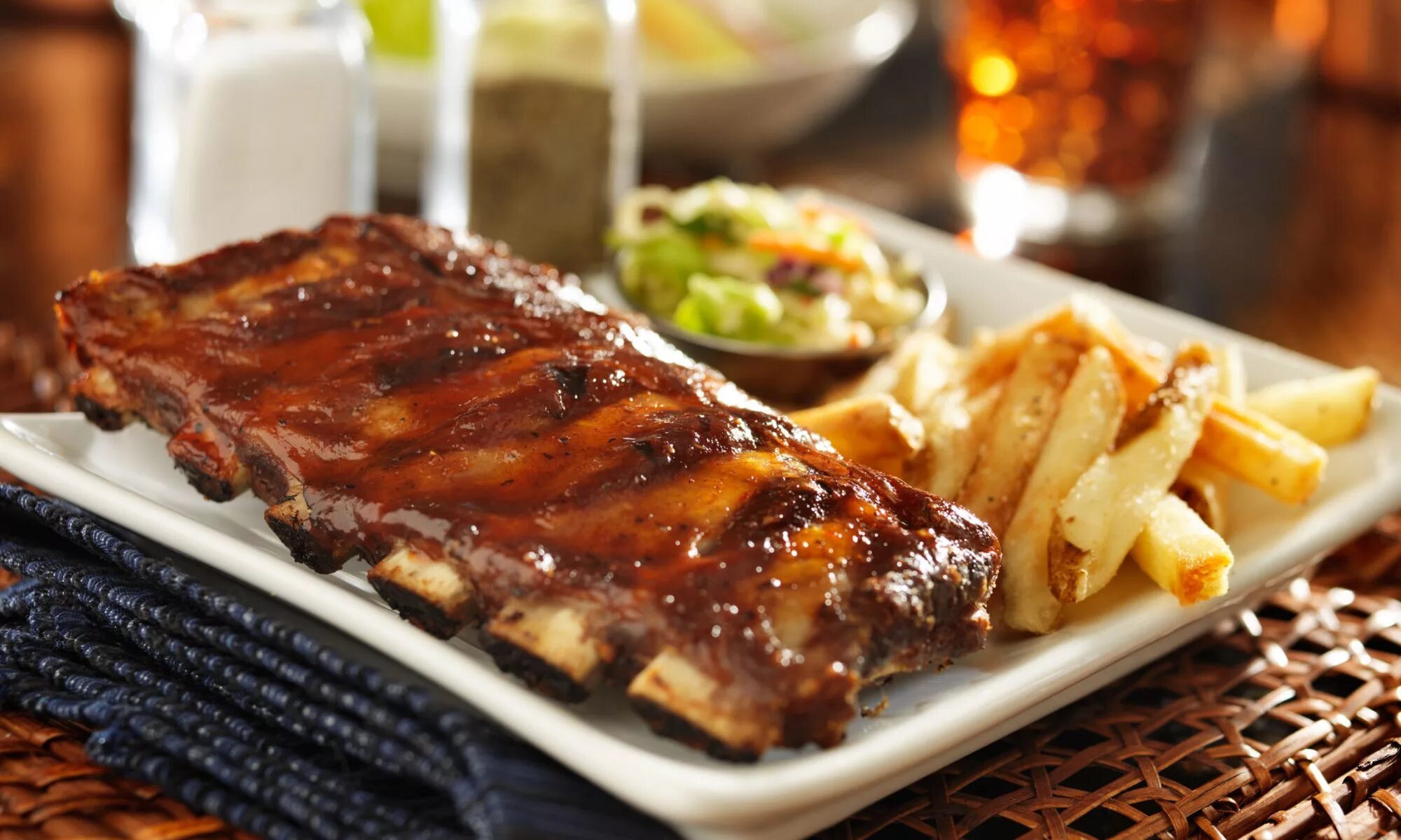 Свиные ребра в соусе барбекю. Говядина в соусе барбекю. Франкфуртские рёбрышки. Соус барбекю для ребрышек. Свиные ребрышки барбекю.