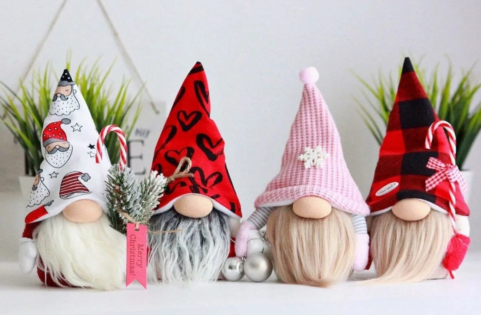 Гномы своими руками фото. Игрушка Гном новогодний. Новогодняя игрушка гномик. Новогодние Гномы своими руками. Скандинавский Гном игрушка.
