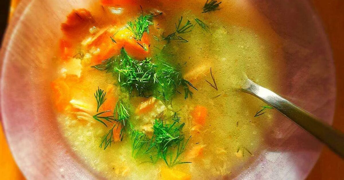 Уха из головы с пшеном. Уха с пшенкой. крупа для ухи. уха с пшеничной крупой. уха из форели с пшеном и помидорами.