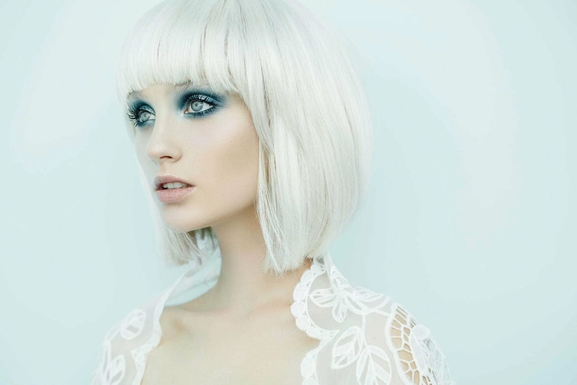 парик боб каре. белое каре с челкой. белые волосы каре. красивые блондинки с короткими волосами. классическое каре блонд.