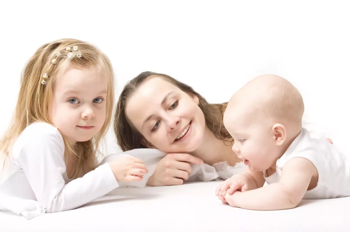 Второе дитя. Второе дитя. Рождение ребенка в семье. Заботливый ребенок. Нежный ребенок.