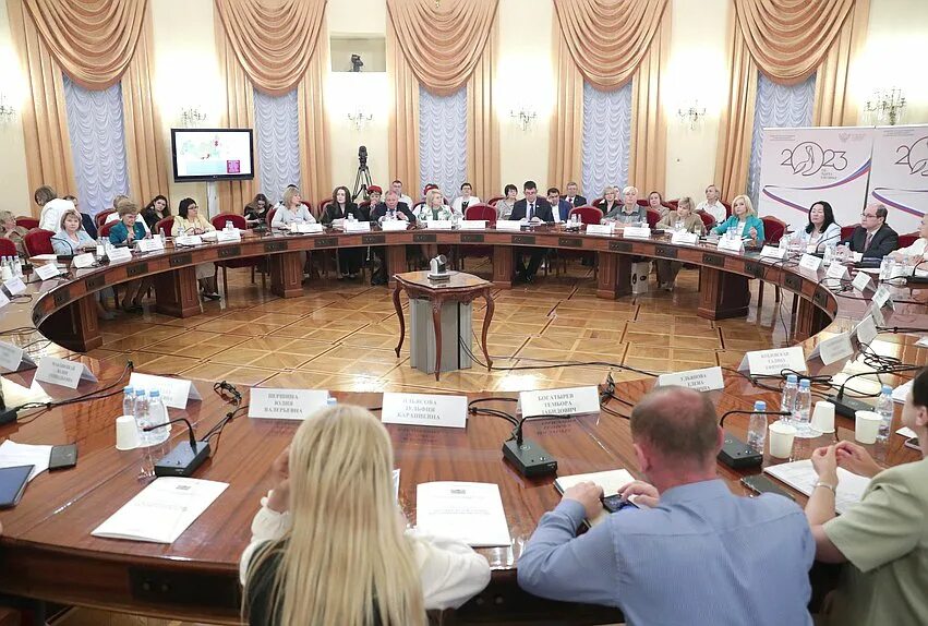 Участие в заседание круглого. Стол депутата. Председатель госсобрания мордовии. Заседание мособлдумы. Круглый стол заседание.