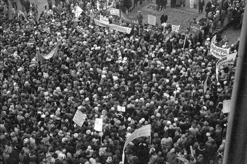 Митинги в России 1996 Югославия. Митинги в Литве 1990. Коммунистическая демонстрация в Москве 1990е. Митинги в России в 1990-е. Митинги 1990