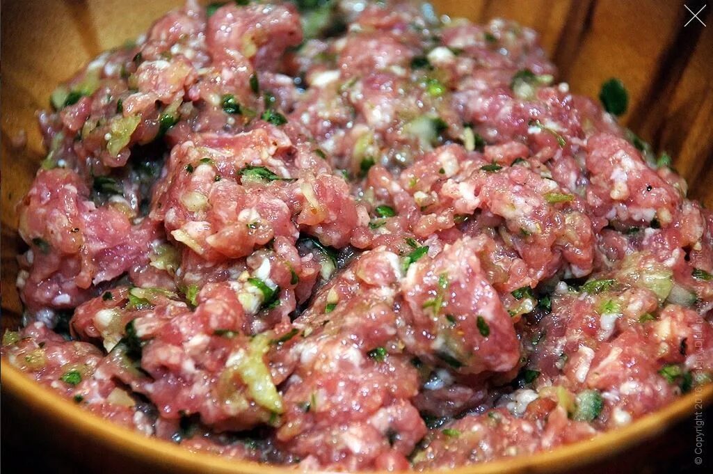 Фарш котлетный. Фарш с зеленью. Фарш с зеленью. Вид нарезки зелени в фарш. Фарш с петрушкой.