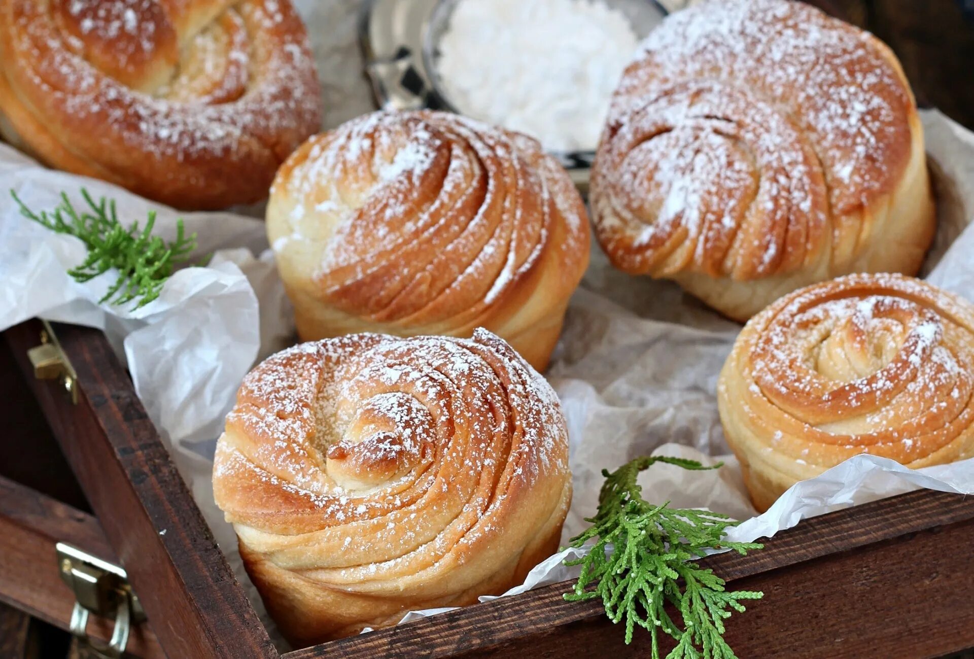 Выпечка дрожжевая сладкая в духовке рецепты. Сдоба венская. Выпечка дрожжевая сладкая в духовке рецепты. Булочки с яблочной начинкой. Выпечка дрожжевая сладкая в духовке рецепты.