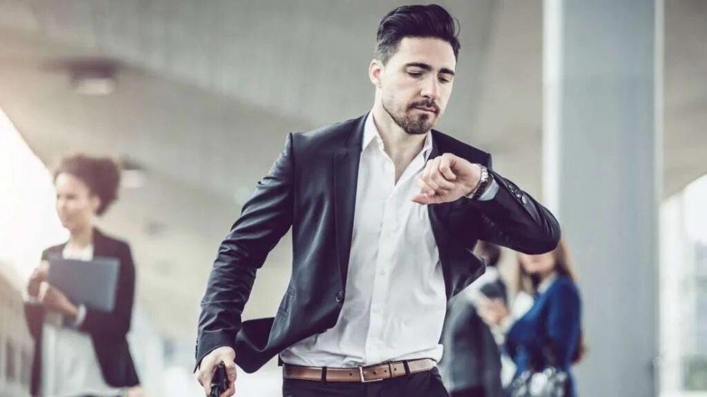 Человек ест макароны. Ресторан с посетителями. Ресторан гости. Конфликт в ресторане. Человек с часами.