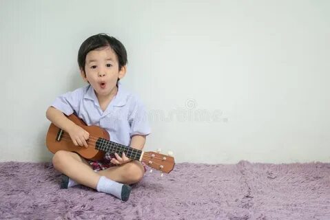 Укулеле играют дети