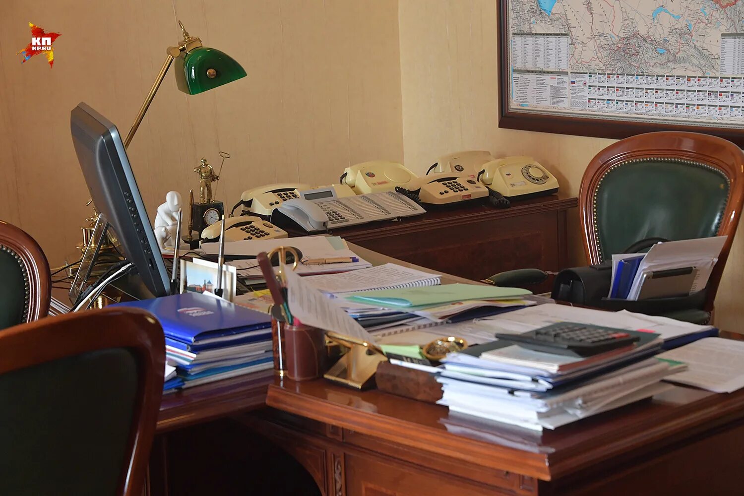 Кабинет президента казахстана назарбаева. Кабинет чиновника. Кабинет мэра. Барак обама в овальном кабинете. Кабинет президента.