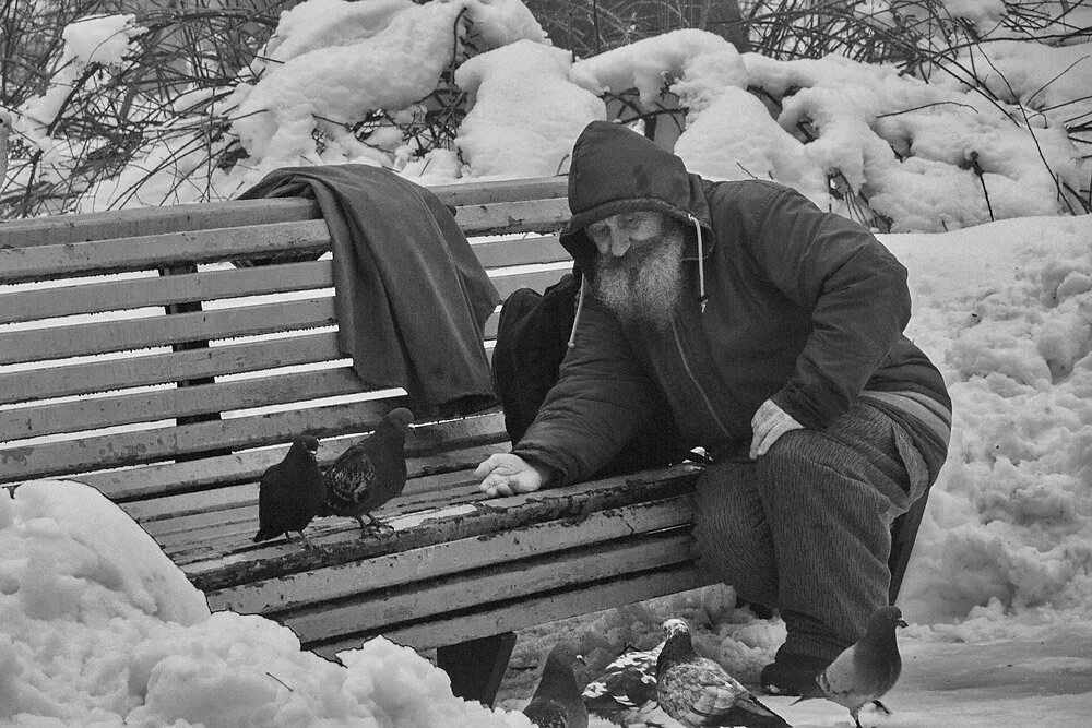 Деревенский дом свет в окне. Ночная зимняя деревня. Ночь в деревне. Старик на лавочке зимой. Цикл " русская деревня".