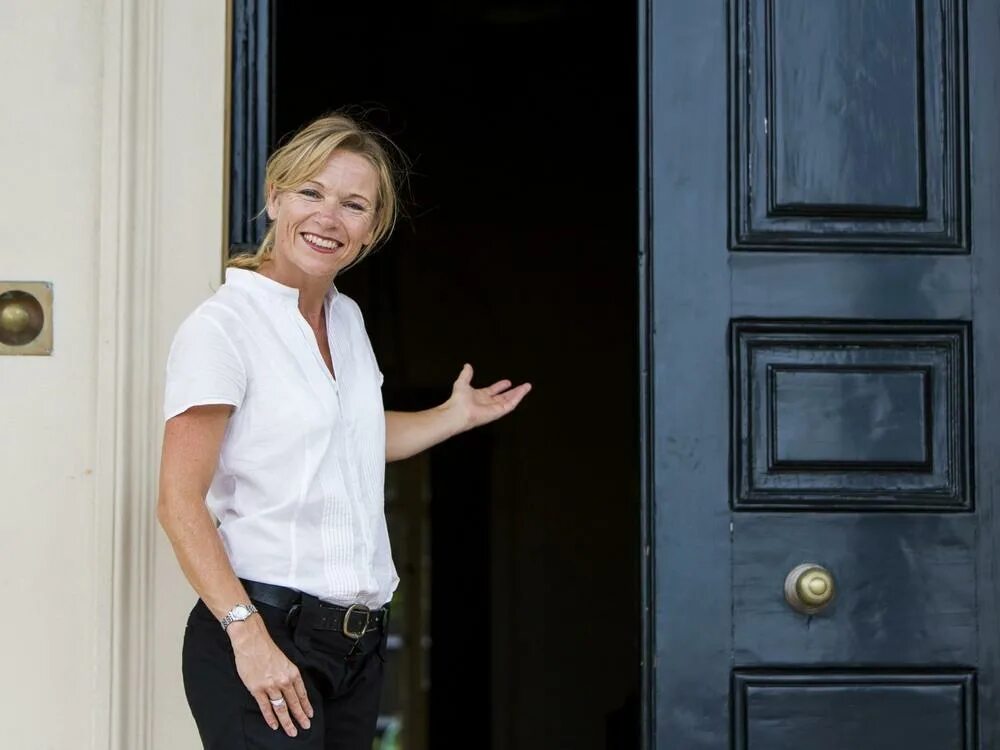 дверь для детей. открытая дверь.