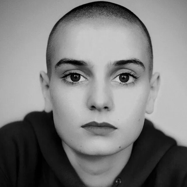 О коннор певица. Шинейд о коннор. певица шинейд о коннор. шинейд о коннор лысая. шинейд о коннор в молодости.