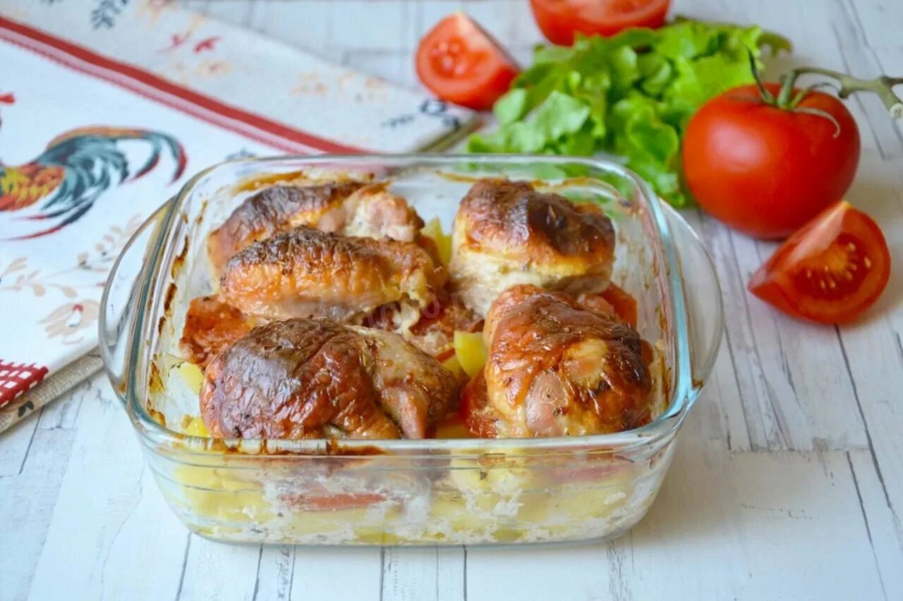 Картошка с курицей в духовке в стеклянной посуде. Мясо для запекания. Блюда в стеклянной форме для запекания в духовке. Мясо в стеклянной посуде в духовке.