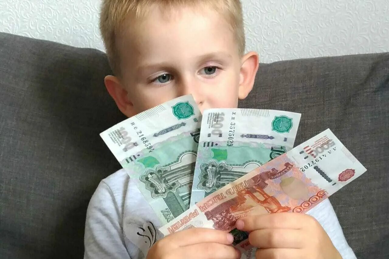 Выплаты денег семьям с детьми. Пособия на детей. выплаты семьям с детьми. соцвыплаты на детей. пособие на детей от 8.