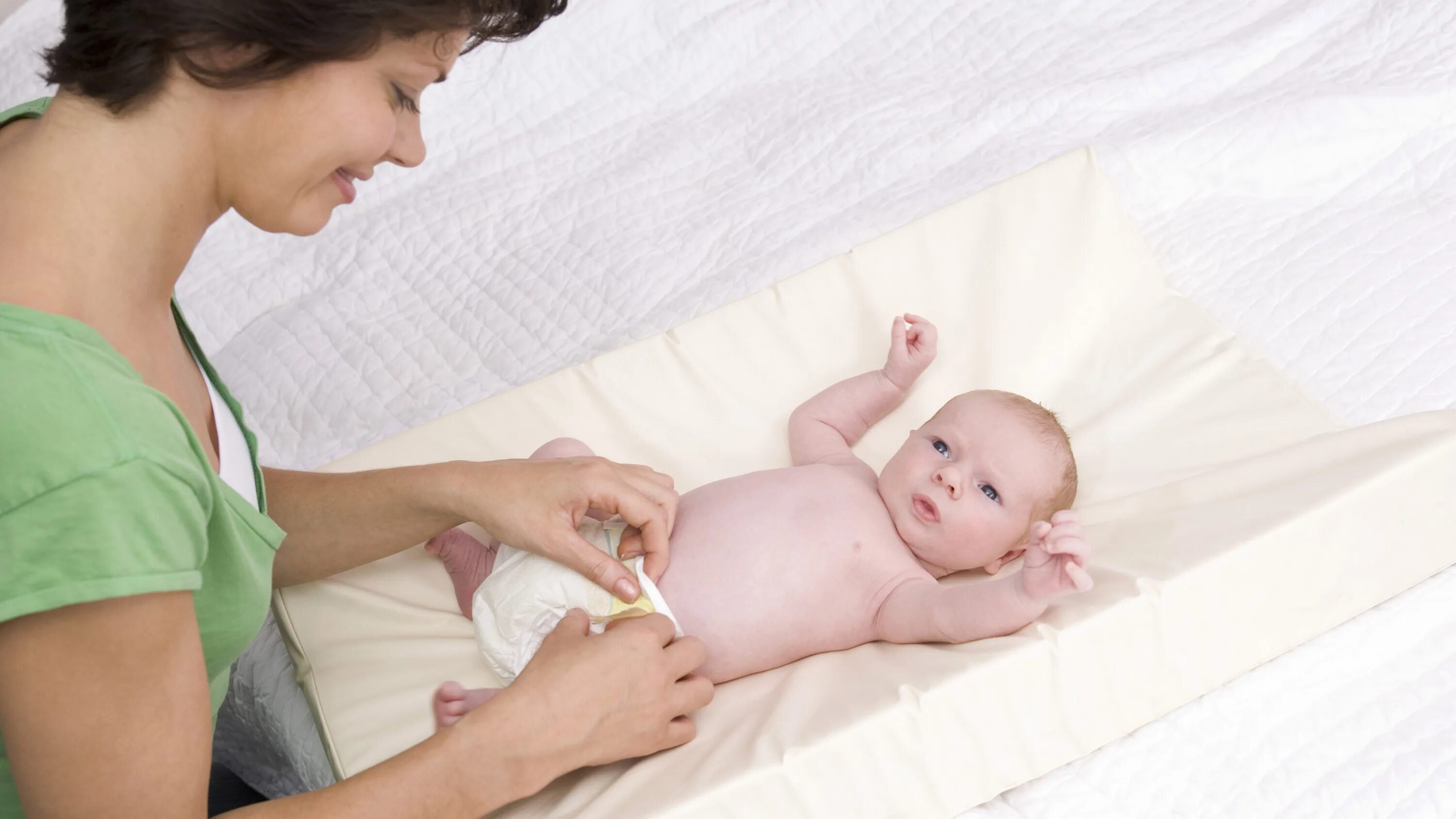 Уход за младенцем. Купание грудного ребенка. Купание малыша. Уход за младенцем девочкой. Уход за младенцем девочкой.