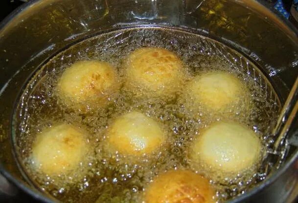 Рецепты в кипящем масле. Творожные шарики вареные. Колобок во фритюре. Творожные шарики со сгущенкой жареные в масле. Творожные пончики жареные в масле.