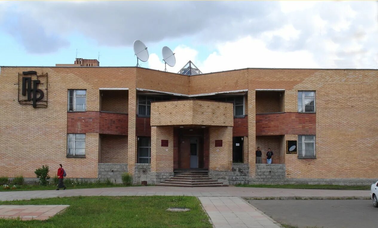 Библиотека детская глазов короленко 8. Дамир театр поколение. Улица короленко глазов библиотека. Интеллектуальный забег бегущая книга. Система глазова.