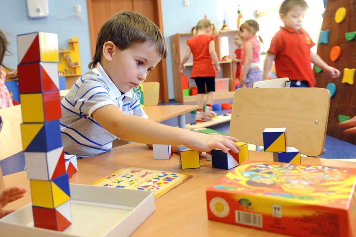 Работы детей в детском саду. 02. Воспитатель и дети в детском саду. Занятия в детском саду. Дошкольное педагогическое образование.