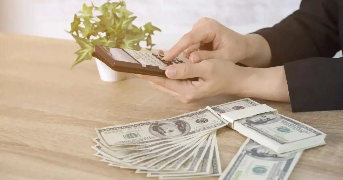 Pay money. Funding payment. Деньги финансы. Калькулирование картинки. Передает деньги.