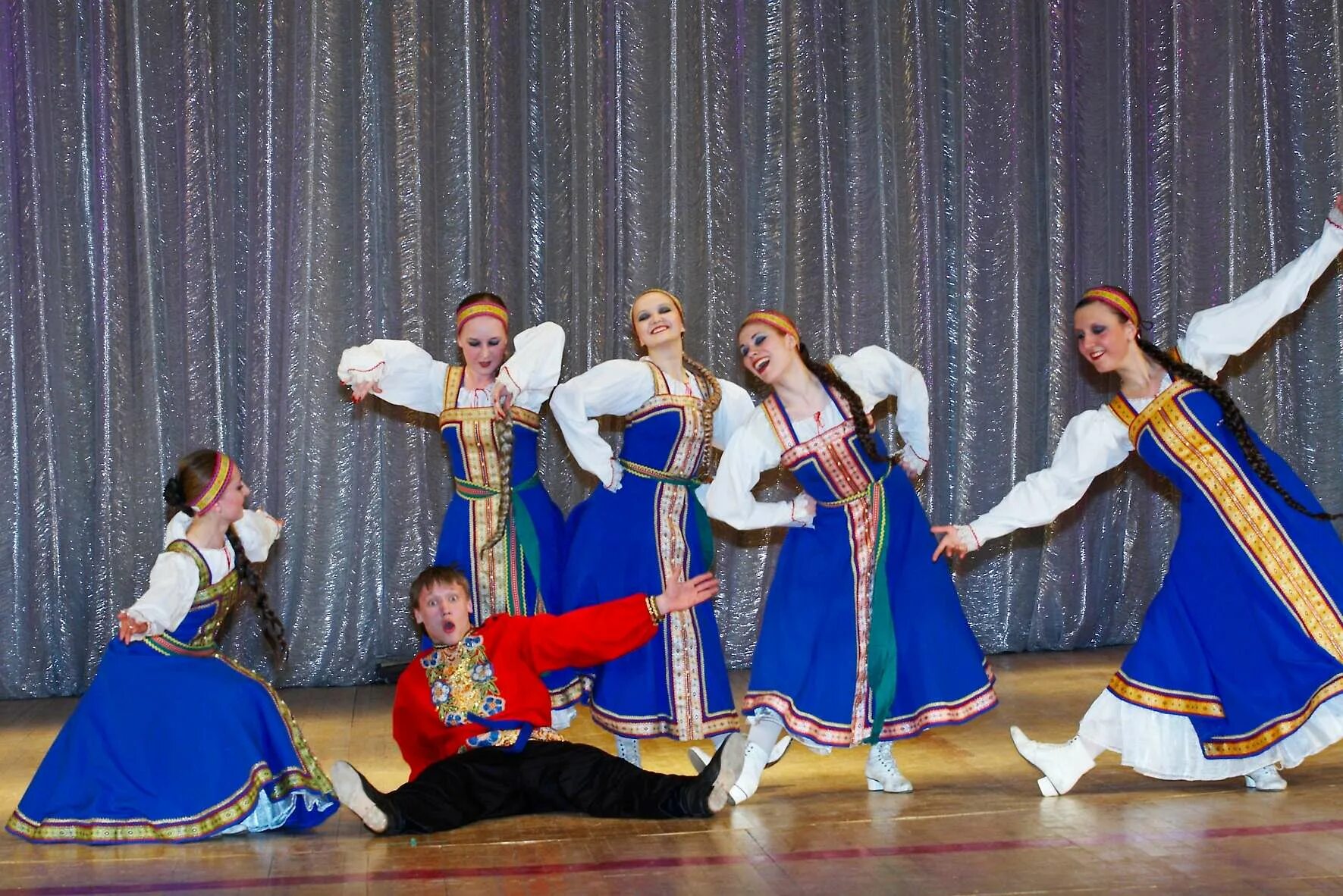 Ансамблевый. Вепсы национальный костюм карелы. Ансамбль годенко красноярск. Ансамбль играет на кугиклах. Народный вокал.