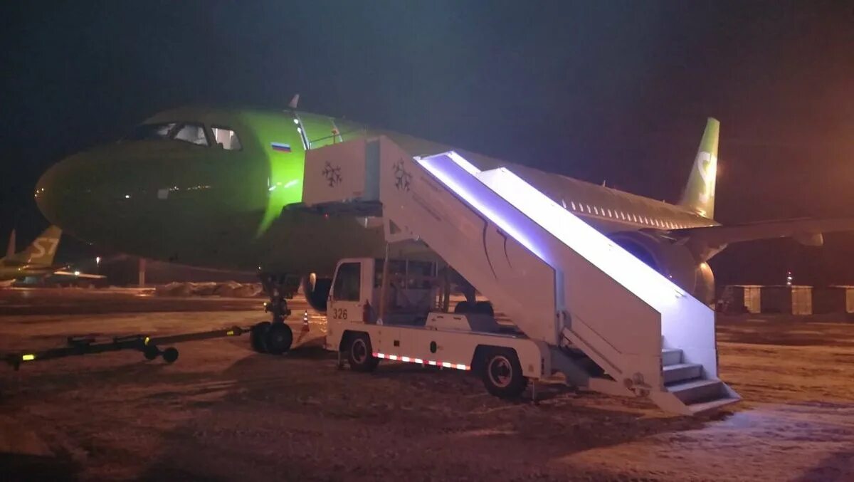 Самолет совершил аварийную. Самолет аэробус 320 нео иркутск. экстренная посадка самолета. посадка самолета в новосибирске. посадка самолета в иркутске.