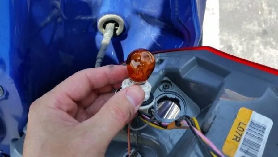 Лампочка h15 приора дальнего света. Замена задних ламп солярис. Лампочки в задний ход солярис 2. Лампа заднего хода солярис 2011 хэтчбек. Замена задних ламп солярис.