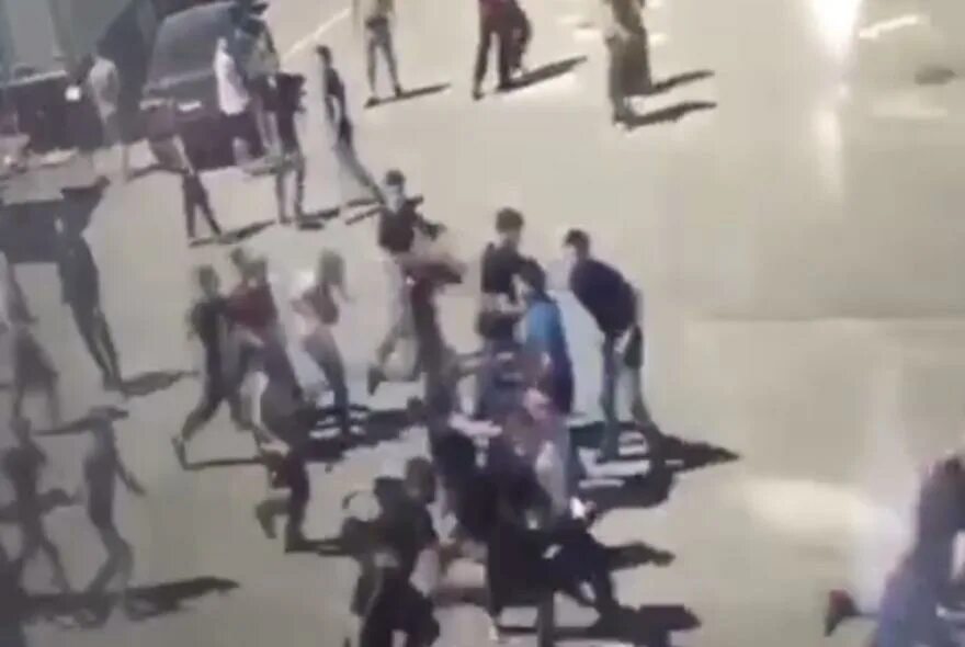 Массовая драка в подмосковье:. Драка в ботлихском районе. Массовая драка в тюмени 2005- 2007. Массовая драка в дагестане. Массовая драка на улице.