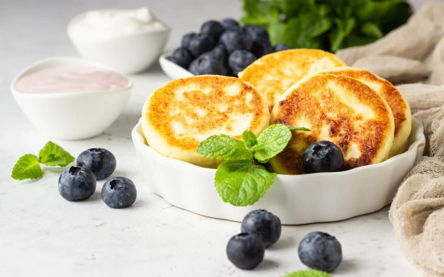 Сырники с вареньем. Завтрак без творога. Творог на завтрак. Сырники с сыром и творогом. Завтрак без творога.