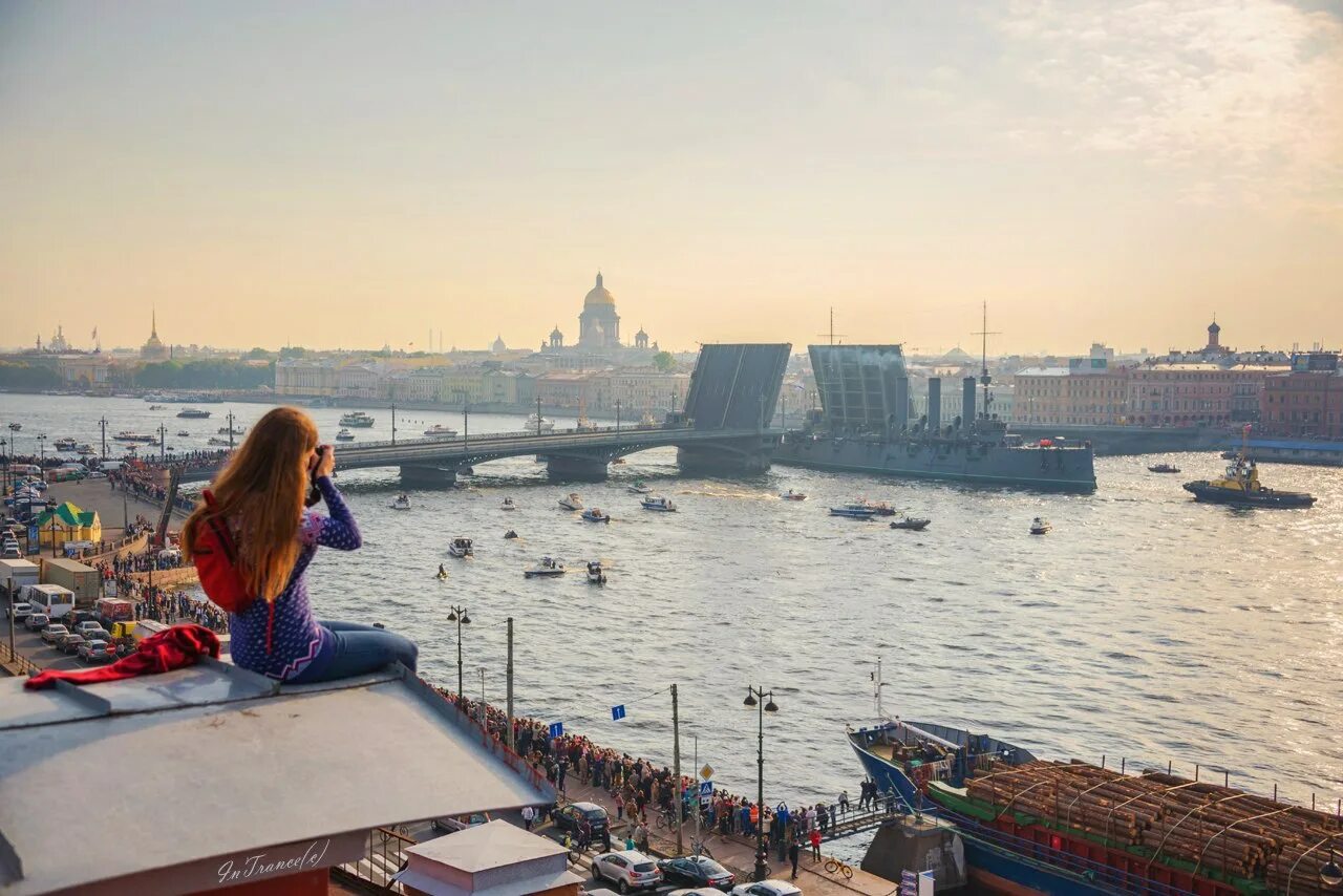 Куда сходить в апреле в санкт петербурге. Девушки Санкт-Петербурга. Красивые девушки Питера. Прогулка по Питеру. Девушка в Питере.