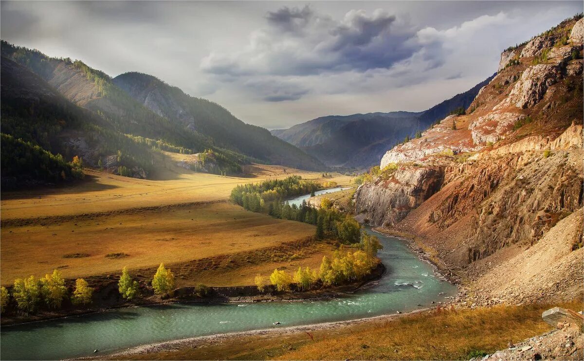 Самая живописная природа в россии. Чуйский тракт Алтай. Чуйский тракт National Geographic. Горно Алтайск Чуйский тракт. Река Катунь Алтай природа.