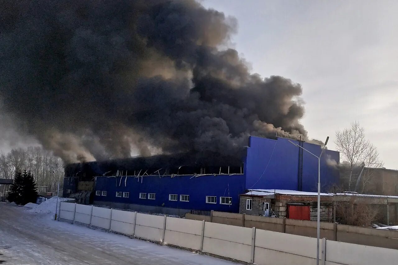 В родниках горит склад. Пожар на пограничников Красноярск. Пожар на складе Красноярск. Пожар в Красноярске 15.11.2022. В Красноярске горит склад.