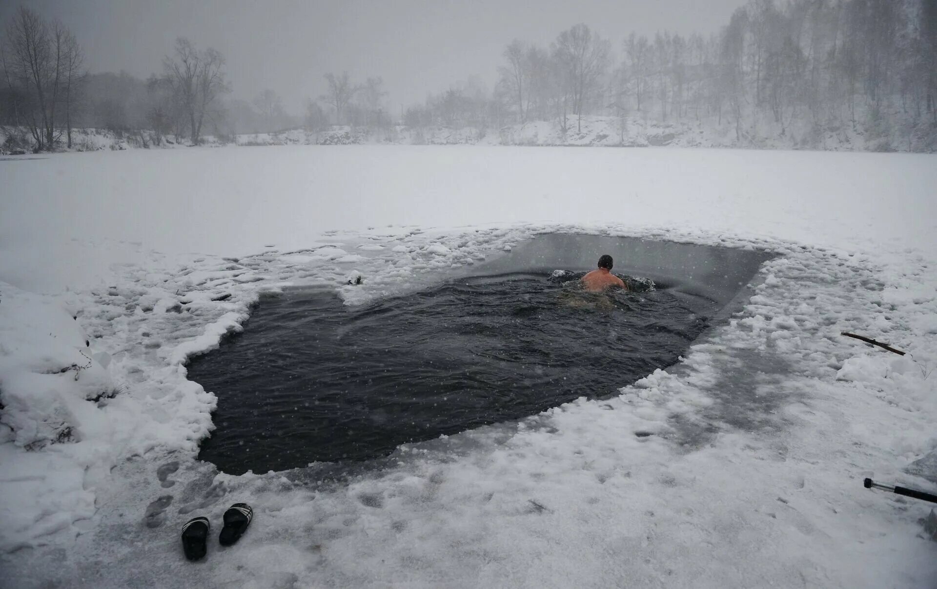 Полынья значение. Полынья на озере. прорубь на озере. пруд лось прорубь. прорубь на озере без людей.