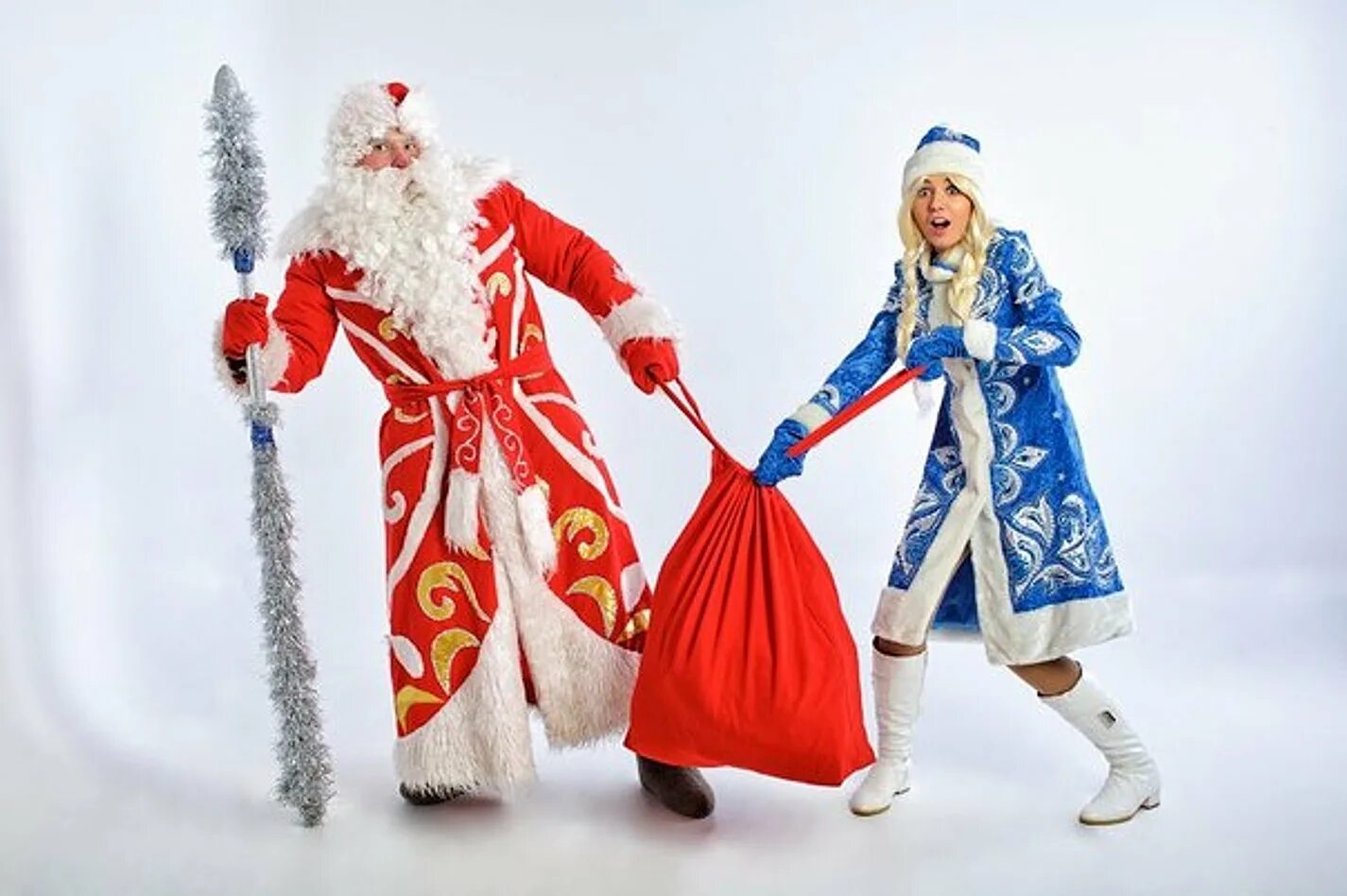 Покажи деда мороза и снегурку. Дед мороз и снегурочка. Атрибуты деда мороза и снегурочки. Дед мороз и снегурочка костюмы. Дед мороз и снегурочка.