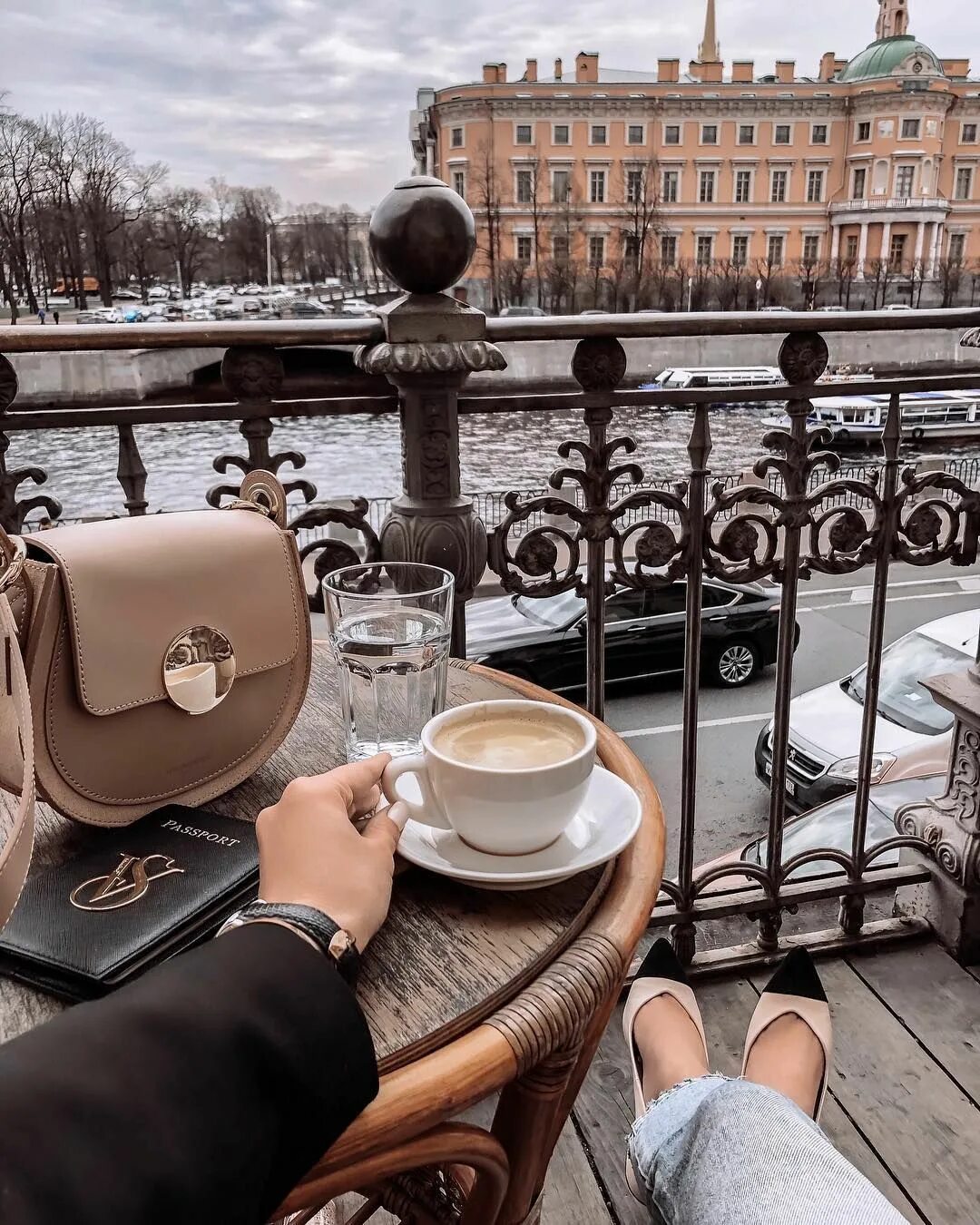 Чашка кофе москва. Кофе в париже. кофе на балконе. утро кофе париж. утренний кофе в париже.