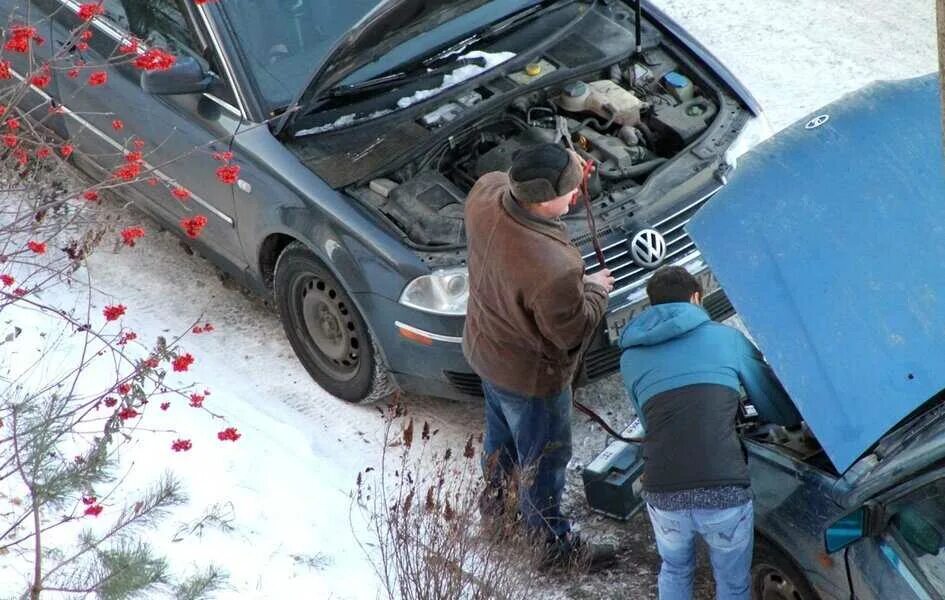 Как завести замерзший авто. Прикуривание автомобиля зимой. прикурить автомобиль зимой. машина заводится. заведенный автомобиль зимой.