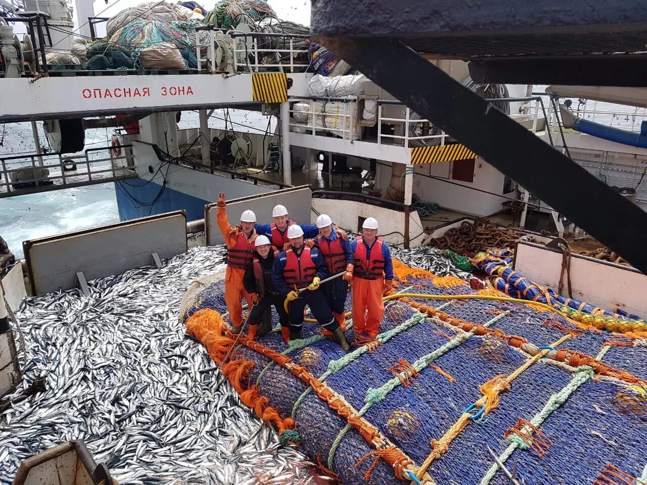 Морской промысел это. Рыбопромышленный комплекс дальнего Востока. Рыбоперерабатывающая промышленность дальнего Востока. Рыбная промышленность Приморья. Центр рыбопереработки на Дальнем востоке.