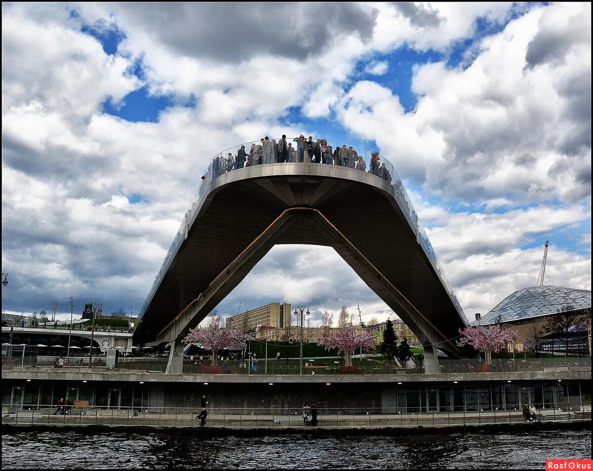 Виси москва. Парк зарядье мост. Парк зарядье мост над рекой. Хорошево мневники красный мост. Виси москва.