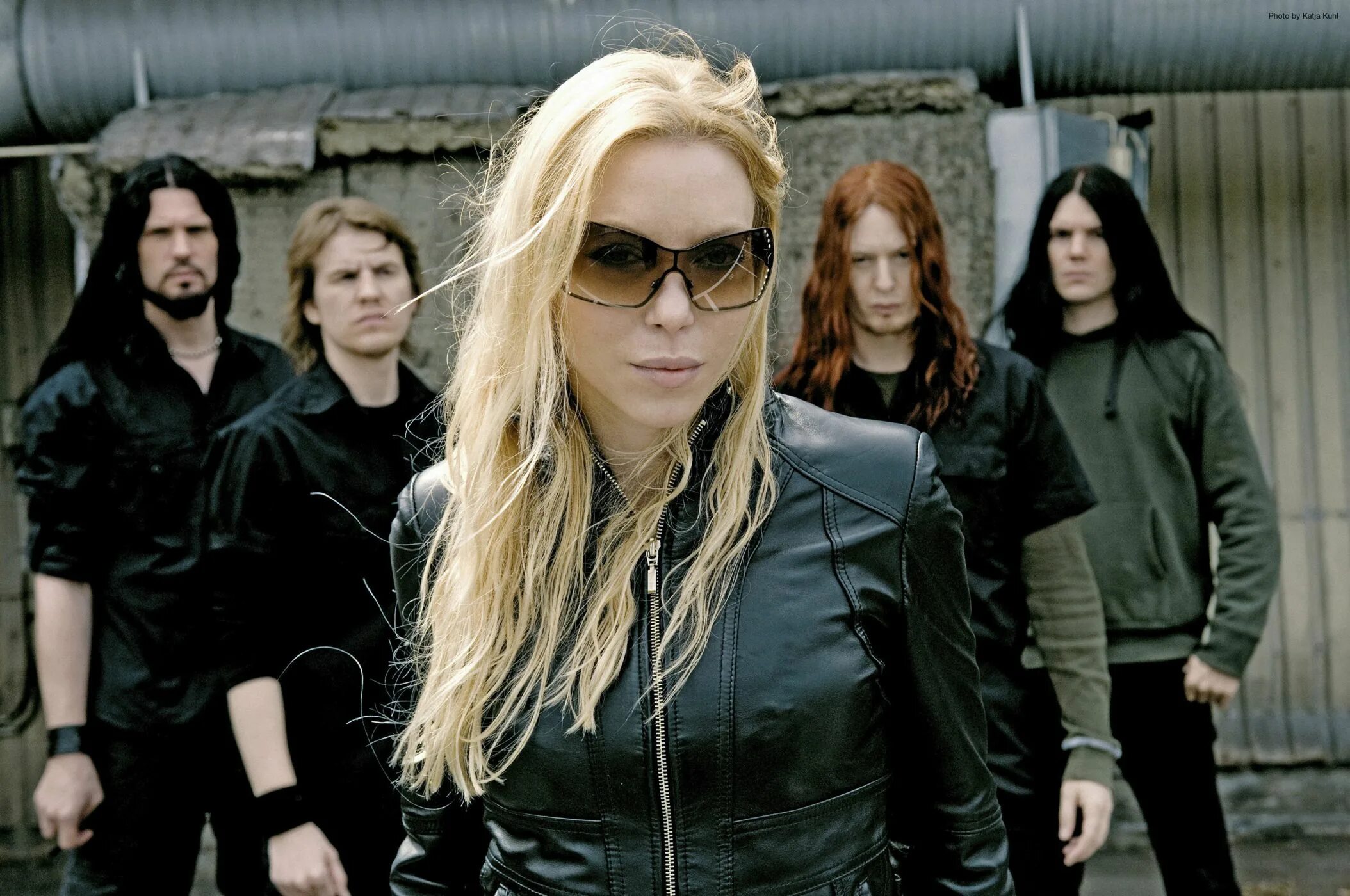 Blonde группа. Арч энеми. Рок группа Арч энеми. Angela Gossow. Arch Enemy 2001.