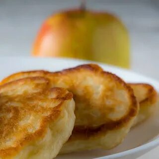 Оладушки с яблоками на молоке с дрожжами