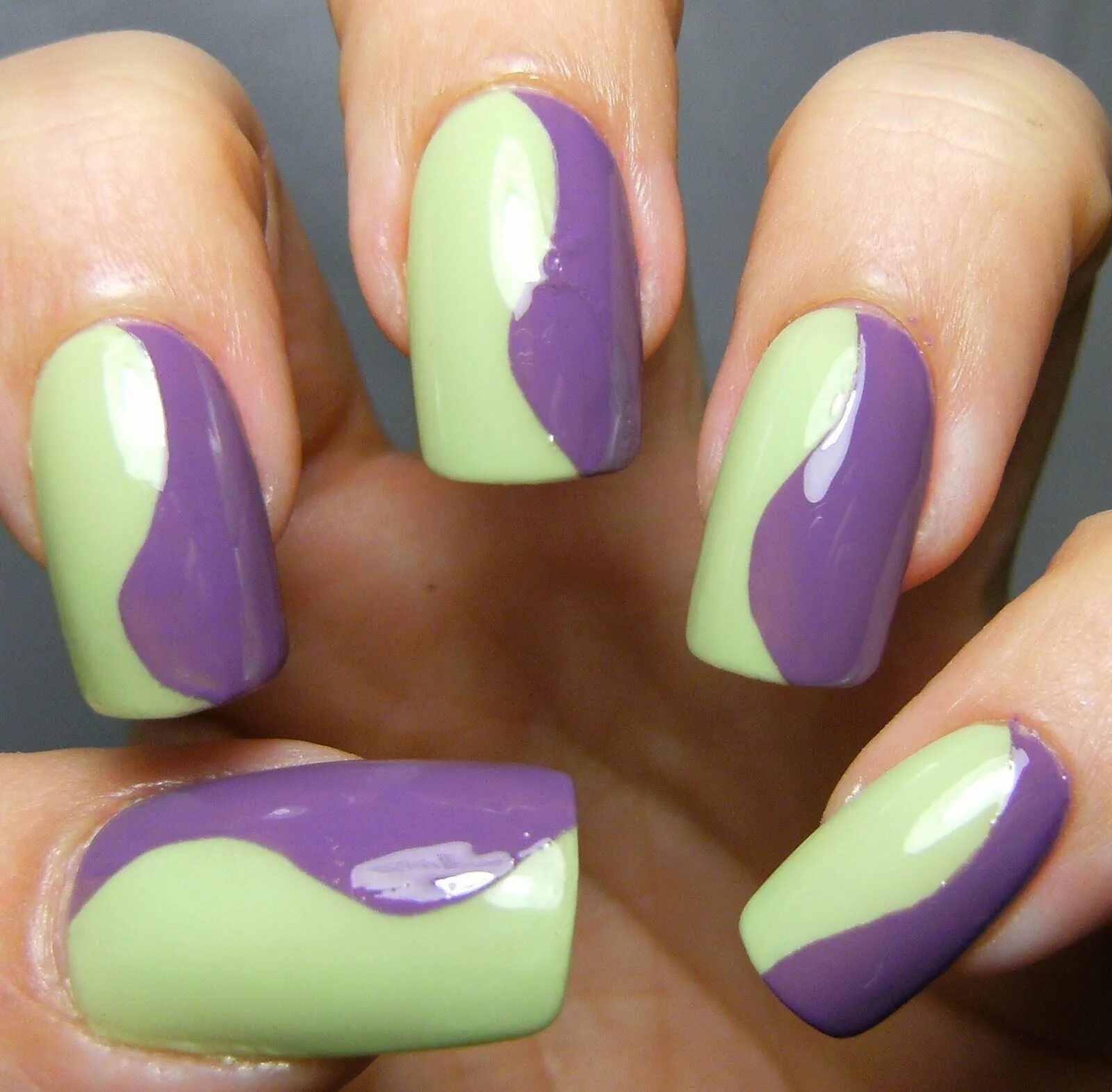 Двухцветный маникюр. Двухцветный маникюр сочетание. Цвет ногтей. Ногти синие с белым. Однотонные разноцветные ногти.