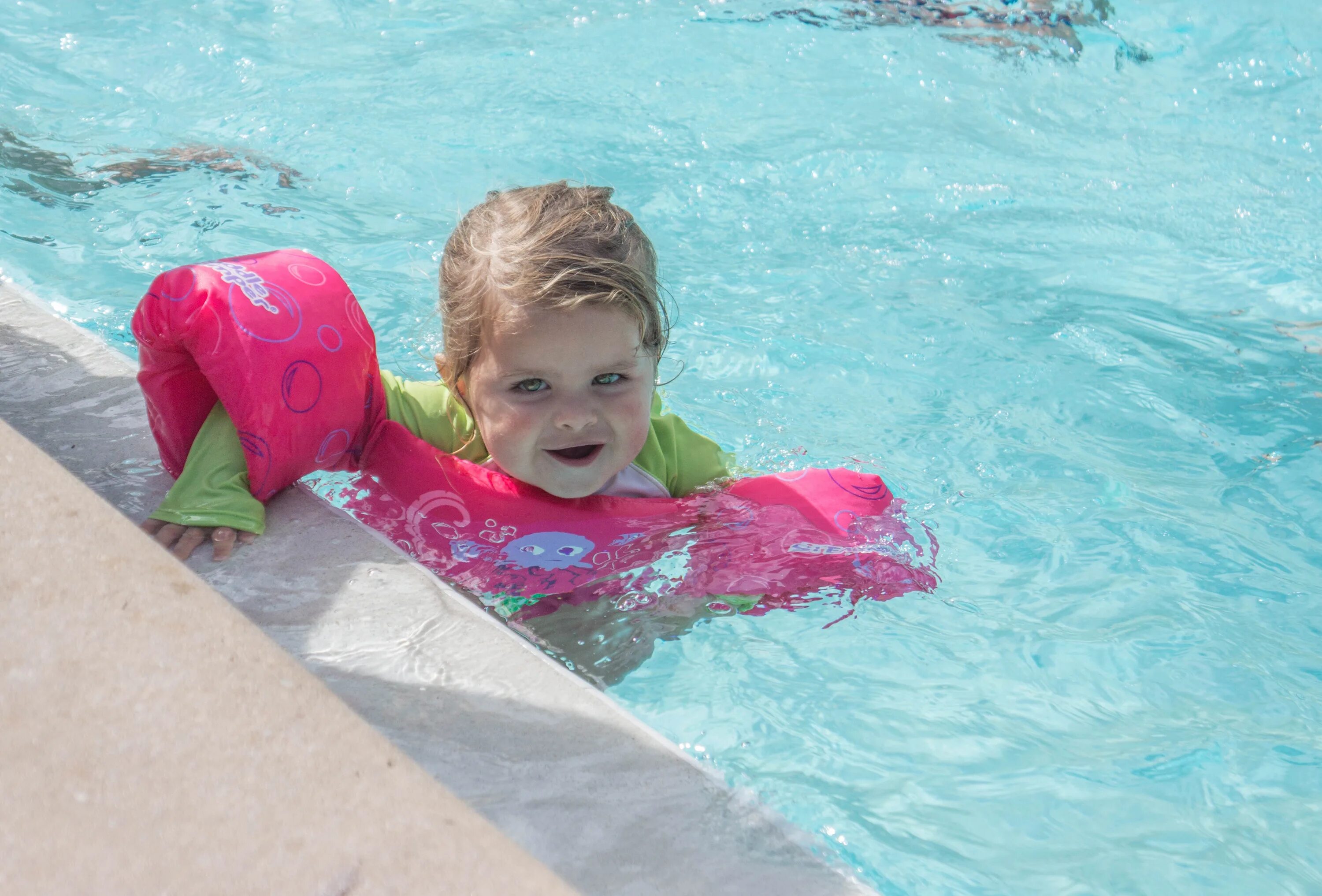 The children are swimming. Дети в бассейне. Дети плавают. Дети купаются в бассейне. Дети плавают в бассейне.