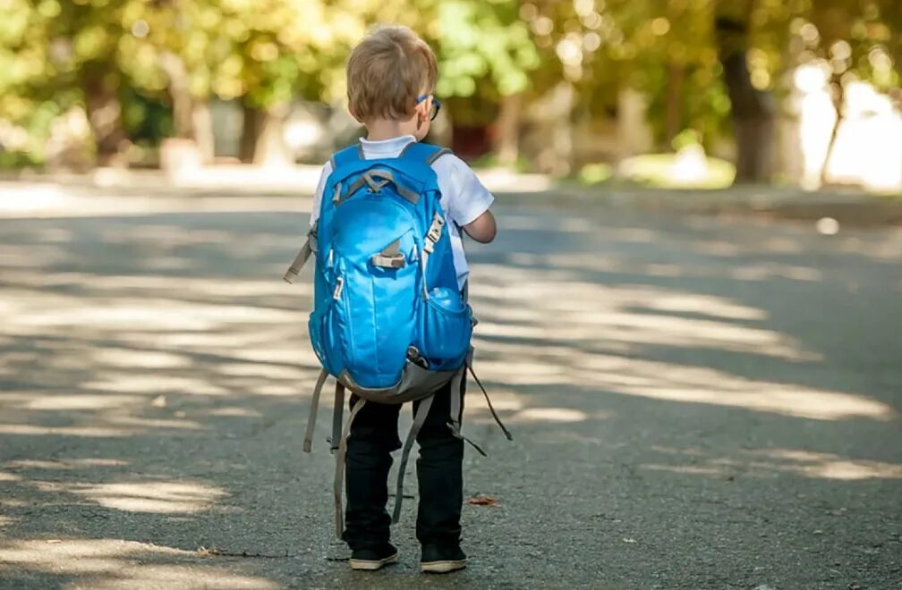 Дети идут в школу. Мальчик идет в школу. Дети уходят. Ушел из дома мальчик.